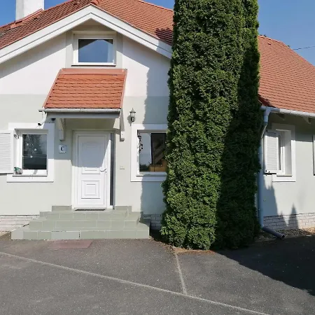 Vakantiehuis Relax Apartman Bukfurdon *