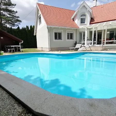 Relax Apartman Bukfurdon Vakantiehuis *